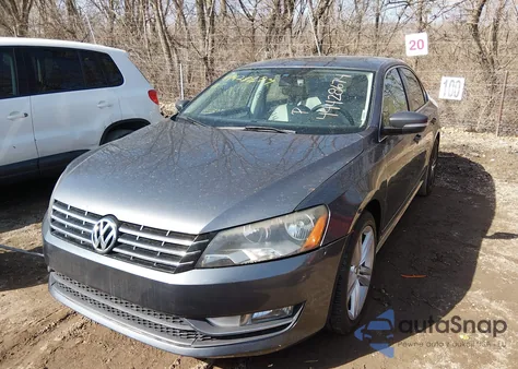2013 Volkswagen Passat 2.0L Tdi Se z USA, uszkodzony, nr VIN 1VWBN7A34DC026825